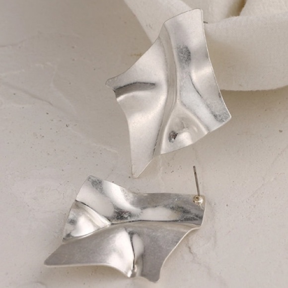 NEW💙💎MODERN SILVERY💍STATEMENT PAPER EARRING💎💙 - Picture 6 of 8